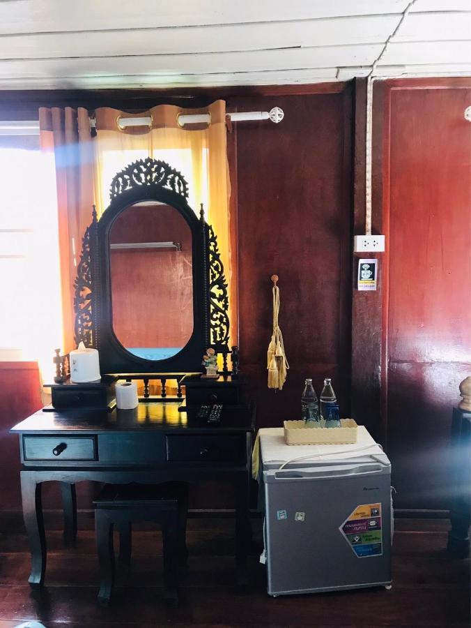Solarcell Walking Street Homestay - โซล่าเซลล์ถนนคนเดินโฮมสเตย์ Ban Nong Nam Khan Exteriör bild