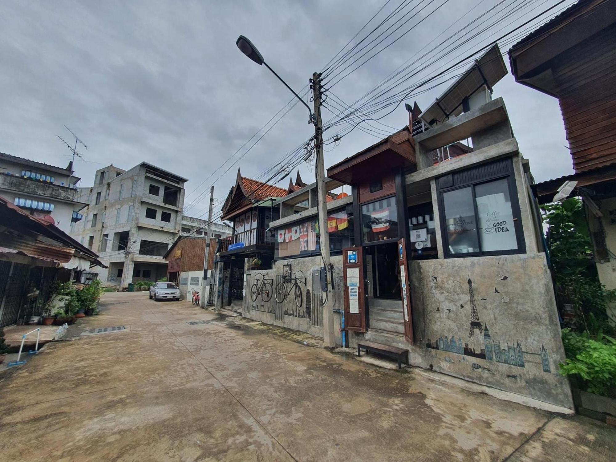 Solarcell Walking Street Homestay - โซล่าเซลล์ถนนคนเดินโฮมสเตย์ Ban Nong Nam Khan Exteriör bild